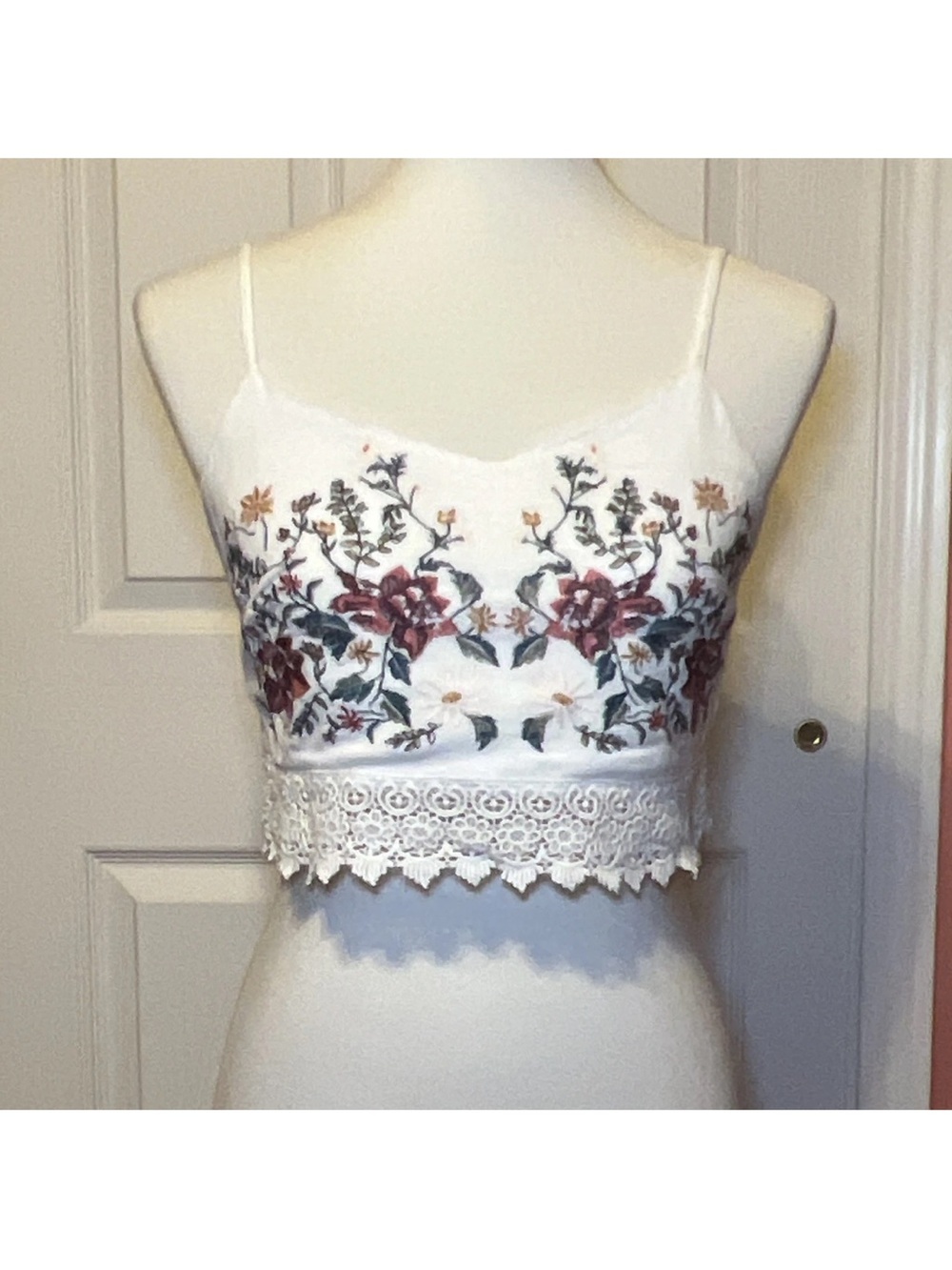 Xhilaration Women's Bralette Bra White Floral Embroidered Lace Wireless M